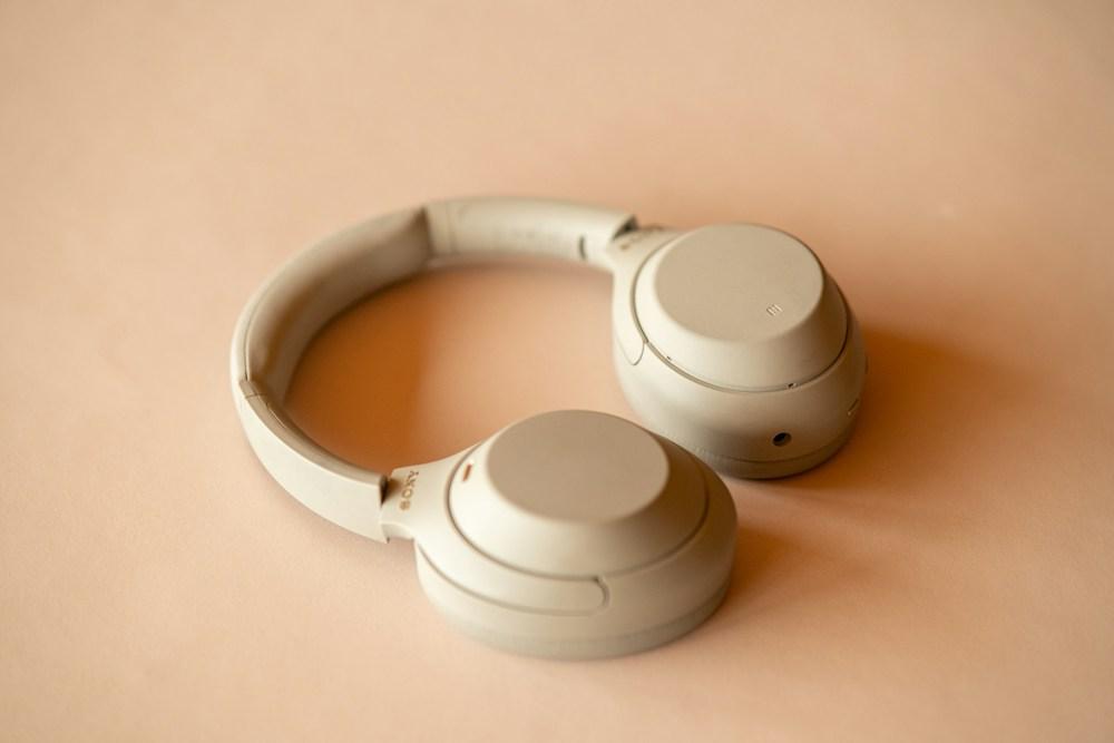Headphone em acabamento neutro sobre uma superfície clara